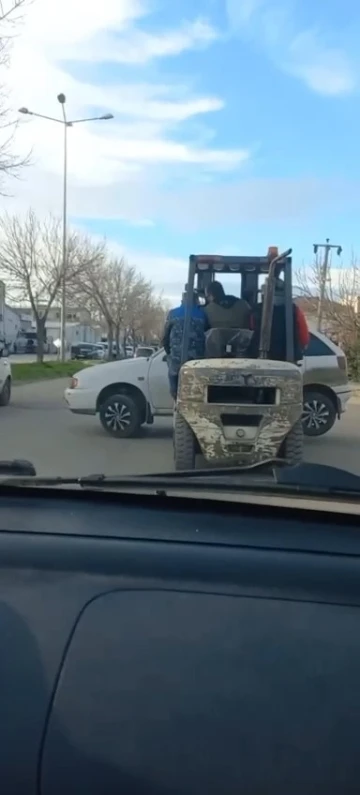 Bursa’da otomobili forklift ile taşıdı...