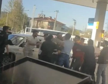 Bursa'da petrol istasyonunda tekme-yumruk kavga!