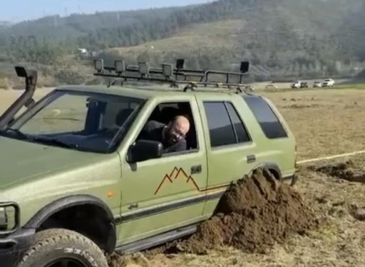 Bursa'da pikniğe giden bataklığa saplandı, onları kurtarmaya gidenler de mahsur kaldı