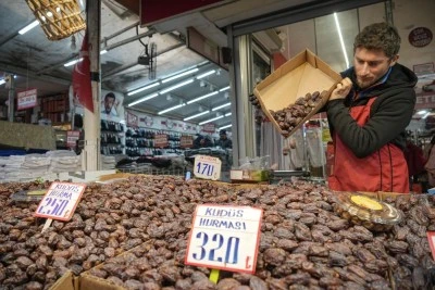 Bursa'da Ramazan ayının vazgeçilmezi hurma tezgahlarda yerini aldı