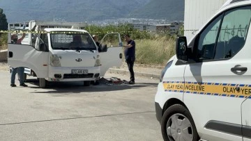 Bursa'da seyir halindeki araca silahlı saldırı