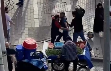 Bursa’da seyyarın satıcılar &quot;yer&quot; kavgası kamerada