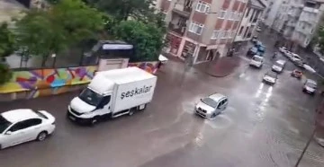 Bursa İnegöl'de şiddetli yağış hayatı felç etti, sokaklar göle döndü