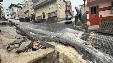 Bursa’da şiddetli yağış sonrası yollar dereye döndü, evleri su bastı