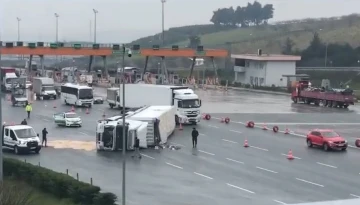 Bursa’da sürücüsünün kontrolünden çıkan TIR devrildi