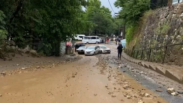 Bursa’da taşan dere araçları böyle önüne kattı...