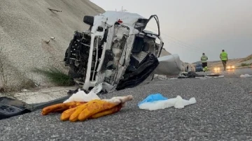 Bursa'da TIR'a çarpan kamyonet yol kenarına devrildi: 1 ölü, 1 yaralı