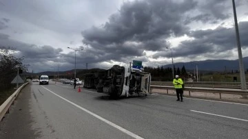 Bursa'da TIR devrildi: 1 yaralı 