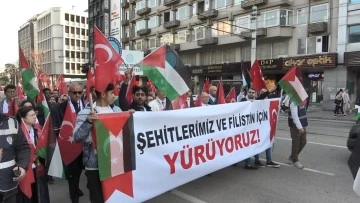 Bursa'da üniversite öğrencileri şehitlerimiz için yürüdü