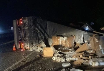 Bursa'da virajı alamayan iplik yüklü TIR devrildi; 1 yaralı