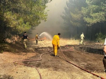 Bursa'da yangına müdahale eden ekipler alevlerin içinde kaldı