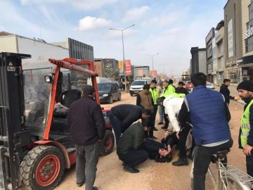 Bursa'da yolun karşısına geçerken forklift çarptı