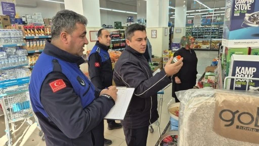 Bursa Gemlik Belediyesi yoğun şikayet gelen zincir marketlere baskın düzenledi