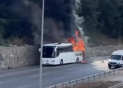 Bursa-Gemlik yolunda yolcu otobüsü yandı