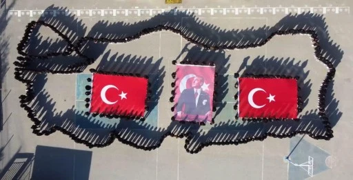 Bursa Hamitler TOKİ Mesleki ve Teknik Anadolu Lisesi öğrencilerinden Cumhuriyet Bayramı'na özel koreografi