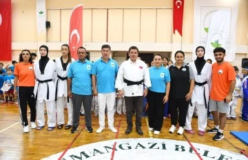 Bursa Osmangazi Belediye Başkanı Erkan Aydın, genç judo ve taekwondoculara sertifikalarını verdi