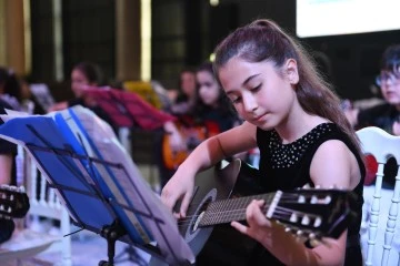 Bursa Osmangazi Belediyesi Bilgi Evleri’nde eğitim alan öğrencilerden alkış toplayan performans 