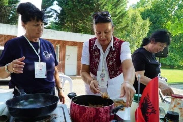 Bursa'ya gelen yabancı dansçılar bu kez yeteneklerini mutfakta gösterdi 