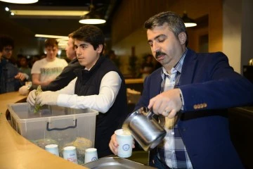 Bursa Yıldırım'da bulunan 'Uyumayan Kütüphane'de öğrencilere, iftar ve sahur ikramı