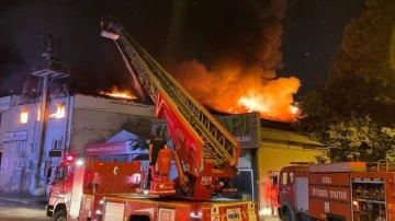 Bursa'da ahşap kapı fabrikasında çıkan yangın kontrol altına alındı