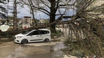 Bursa'da saatteki hızı 100 kilometreye yaklaşan lodos etkisini sürdürüyor