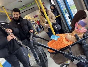 Bursalı gençler metro içerisinde ağlayan bebeği klarnetle uyuttu 