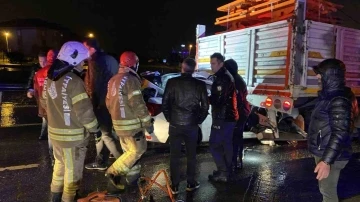 Büyükçekmece’de kontrolden çıkan araç tırın altına girdi: 1 ölü, 2 yaralı
