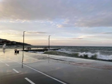 Büyükçekmece’de lodos nedeniyle denizde dev dalgalar oluştu
