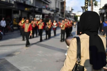 Büyükşehir Bandosu yeniden Atatürk Caddesinde
