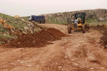 Büyükşehir belediyesinden, Elmalı’da yol çalışması
