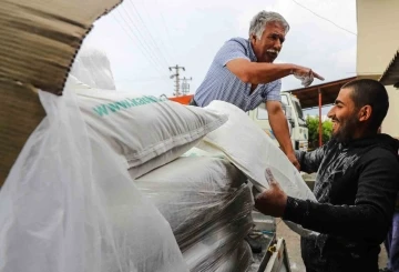 Büyükşehir çiftçiye kaolin kili dağıttı
