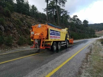 Büyükşehir ekipleri buzlanmaya karşı tuzlama çalışması yaptı
