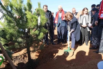 Büyükşehir, Taşlıca Malazgirt Mahallesi’nde ağaç dikimi yaptı
