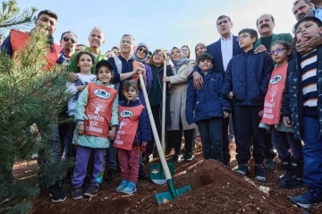 Büyükşehir, yeşil şehir için Yamaçtepe’de ağaç dikti
