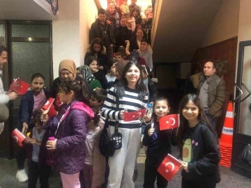 Büyükşehirden Salihlili çocuklara karne hediyesi
