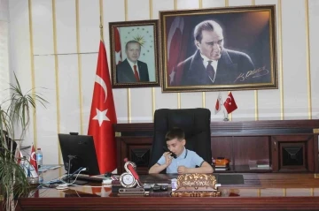 Büyünce kaymakam olmak isteyen minik Emir, koltuğa erken oturdu
