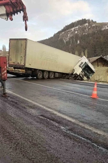 Buzlu yolda kayan tır eve çarptı
