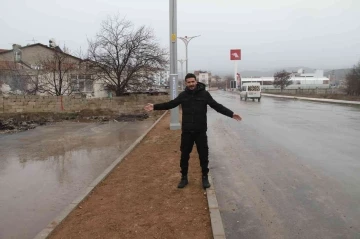 Cadde ortasında kalan ev, görenleri şaşırtıyor: &quot;Adamın biri yolun buradan geçip geçmediğini sordu&quot;
