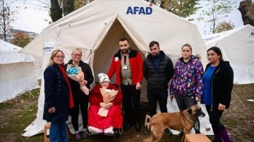 Çadırda kalan engelli depremzede "özel gün"de unutulmadı