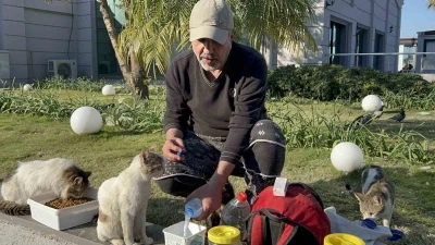 Çadırda yaşadığı günlerden etkilendi, günde 8 kilometre yol katederek 100’den fazla kedi besliyor
