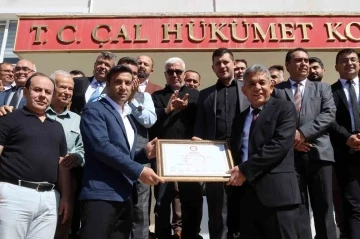 Çal Belediye Başkanı Ahmet Hakan mazbatasını alarak görevine başladı
