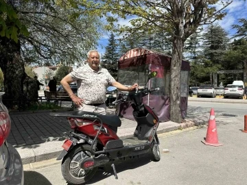 Çalınan motosikletinin ardından gözyaşı döken engelli simitçiye Vali Erol Ayyıldız’dan yardım geldi
