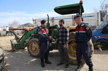 Çalınan traktör jandarmanın 700 kilometre takibi sonucu bulundu
