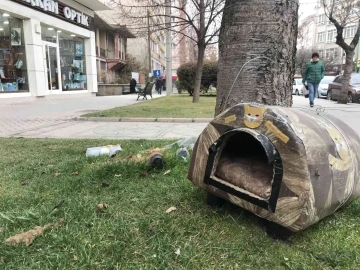 Çalınmasın diye hayvan kulübesini çelik telle ağaca bağlandılar
