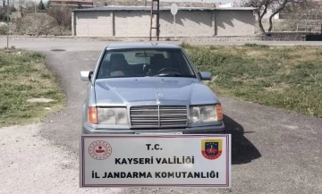 Çalıntı otomobilden uyuşturucu ele geçirildi: 2 gözaltı
