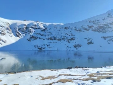 Çalyan Gölü 7 ay buz pistine dönecek beyazlığa büründü
