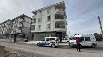 Cam balkon ustası montaj yaparken 3 kattan düşerek ağır yaralandı
