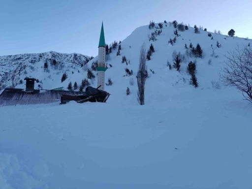 Cami lojmanının üzerine çığ düştü
