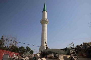 Cami yıkıldı, minaresi ayakta kaldı
