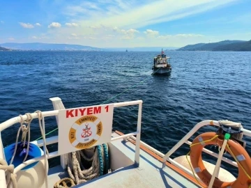 Çanakkale Boğazı’da sürüklenen tekne kurtarıldı